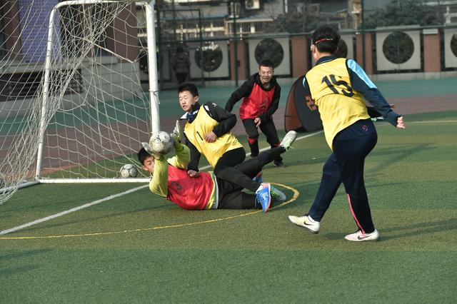 【组图】北京校园足球冬训营选拔足球少年收到