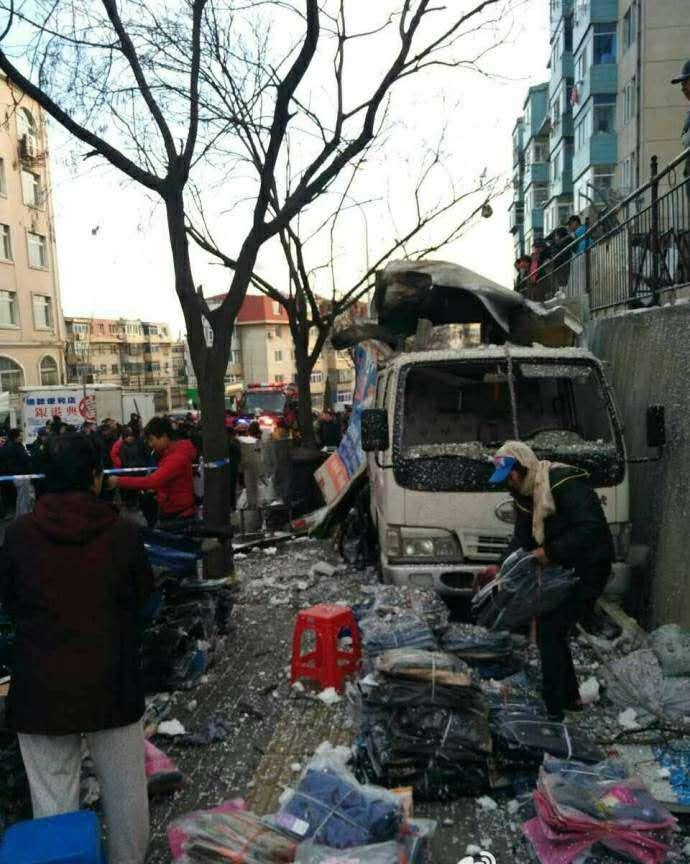 24日7:50, 锦绣小区早市一做酒商贩酒炉爆炸,消防和警察已赶到现场,有