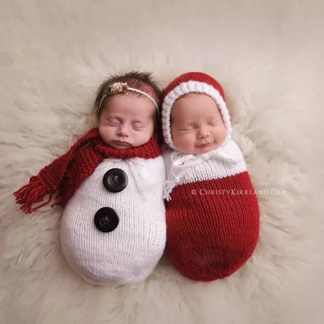 他们给宝宝拍了一组圣诞节照片,萌到心都化了