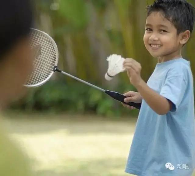 【体育精神】儿童学打羽毛球,好处多多!