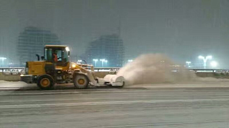 直击2016年事末乌鲁木齐大雪围城