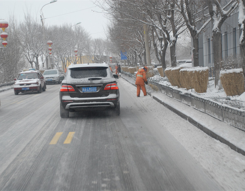 直击2016年事末乌鲁木齐大雪围城