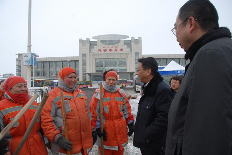 直击2016年事末乌鲁木齐大雪围城