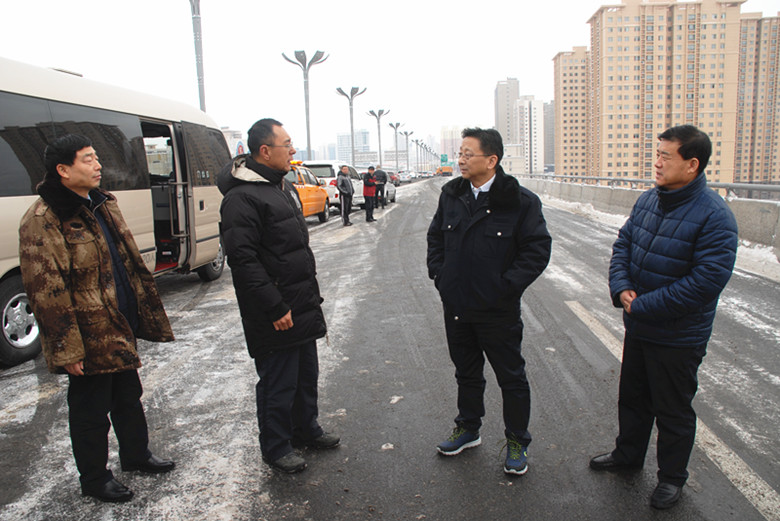 直击2016年事末乌鲁木齐大雪围城