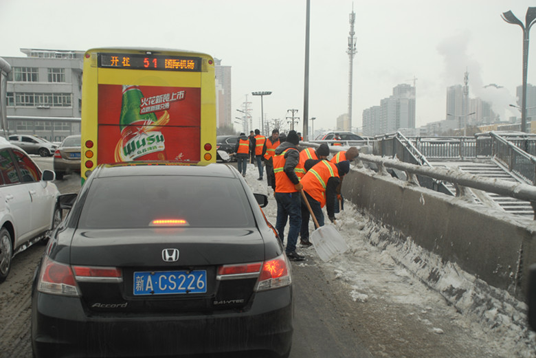 直击2016年事末乌鲁木齐大雪围城