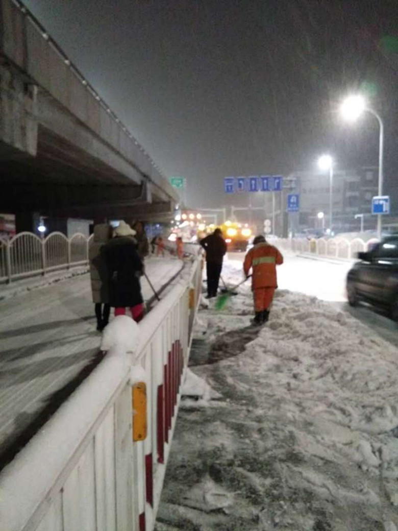 直击2016年事末乌鲁木齐大雪围城