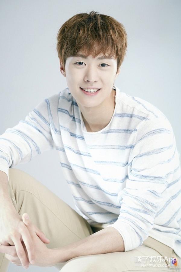孔明本名金东炫,183cm,1994年5月26日出生,韩国男演员,歌手.