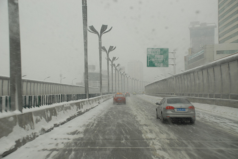 直击2016年事末乌鲁木齐大雪围城