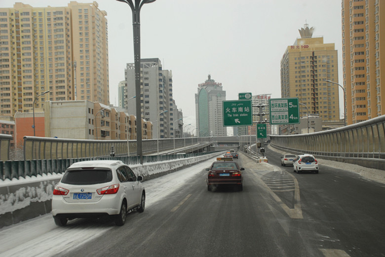 直击2016年事末乌鲁木齐大雪围城