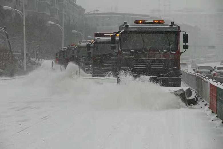 直击2016年事末乌鲁木齐大雪围城