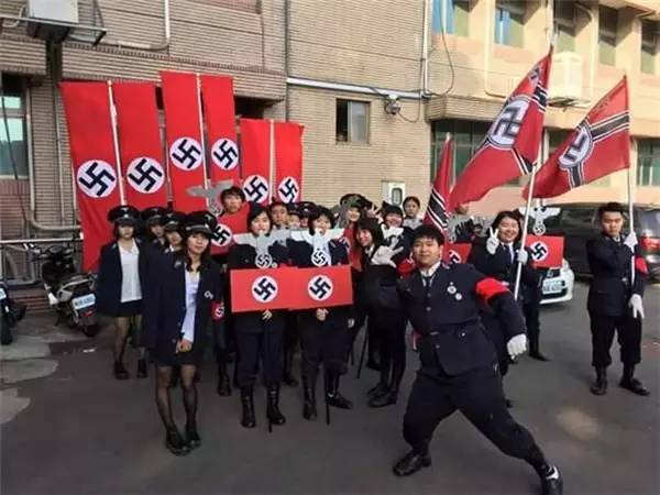 台湾学生高举纳粹旗参加校庆 教育官员道歉