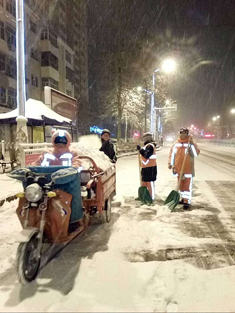 直击2016年事末乌鲁木齐大雪围城