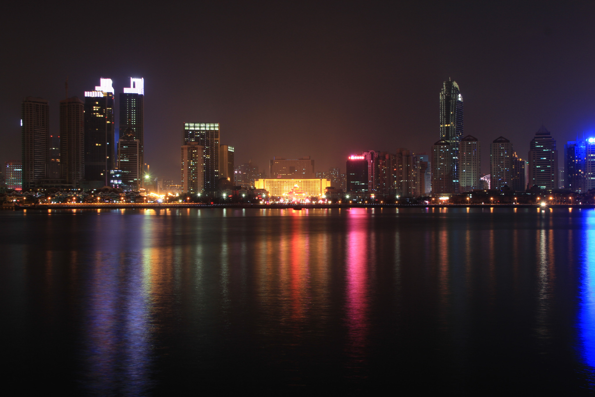 冬日,夜幕下的青岛街景!