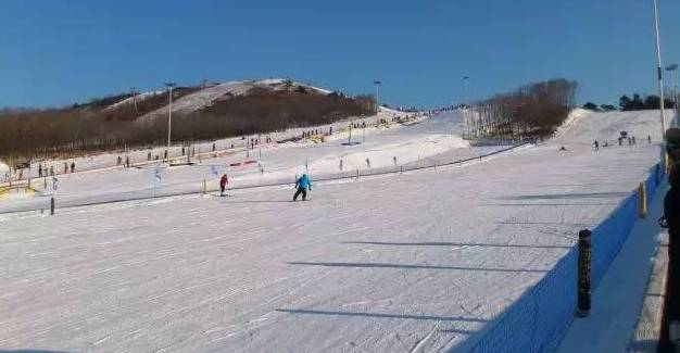 九润国际滑雪场,毗邻太原西环城高速,距市中心9公里,是太原市区内另一