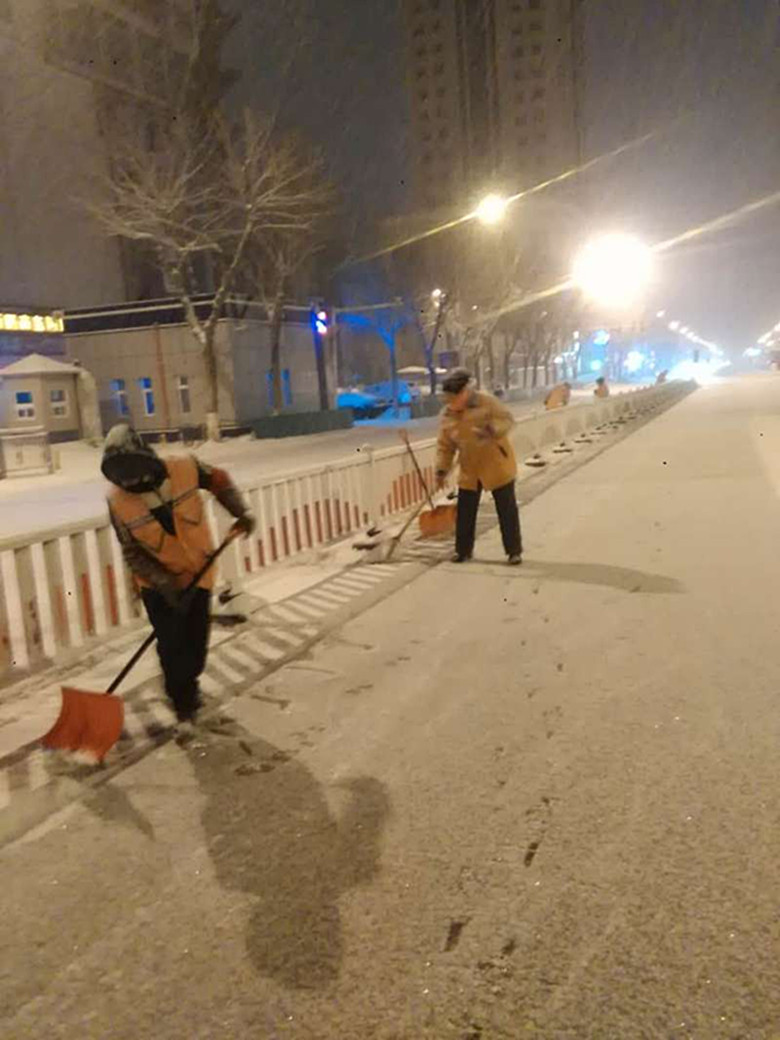 直击2016年事末乌鲁木齐大雪围城