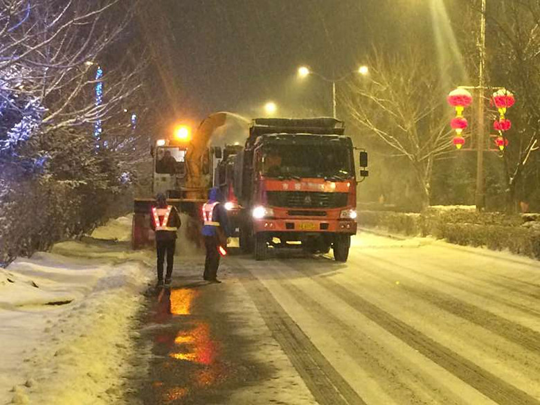 直击2016年事末乌鲁木齐大雪围城