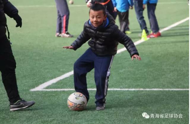 【组图】足球要从娃娃抓起 青海省青训中心举