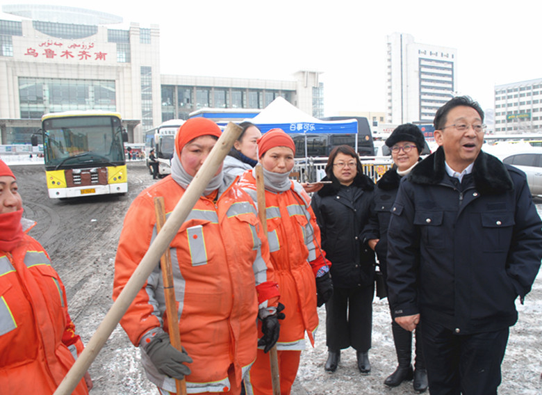 直击2016年事末乌鲁木齐大雪围城