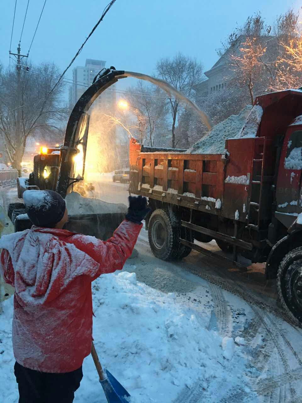 直击2016年事末乌鲁木齐大雪围城