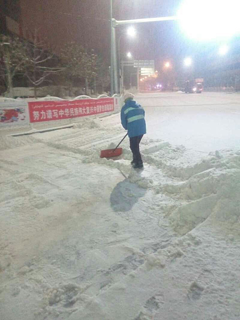 直击2016年事末乌鲁木齐大雪围城