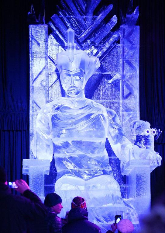 俄罗斯圣彼得堡冰雕节 打造美丽"幻城"世界