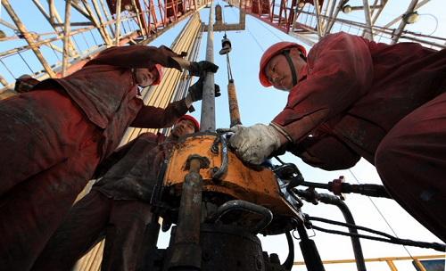 中国石油工人在劳作