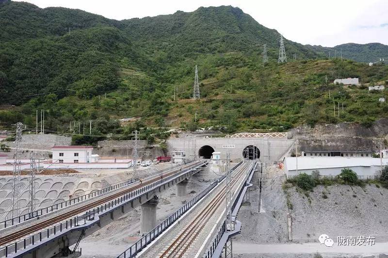 全线的控制性工程——西秦岭特长隧道被称为兰渝铁路的"天堑咽喉",全