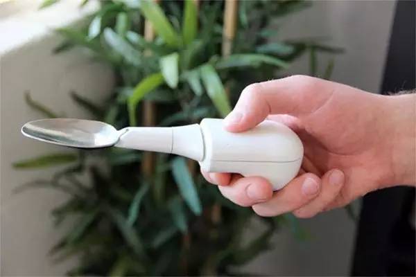 谷歌子公司发明了一个防抖勺子让所有的帕金森病人都能正常吃饭
