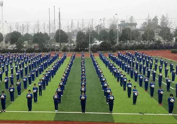 雨花区雅礼雨花中学的大课间足球操