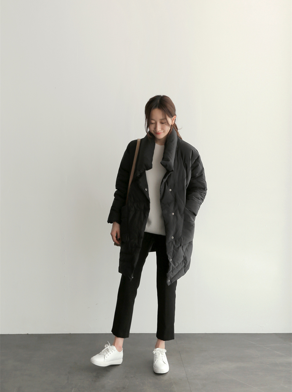韩国女装最新街拍图片 示范黑色大衣气质搭配-搜狐