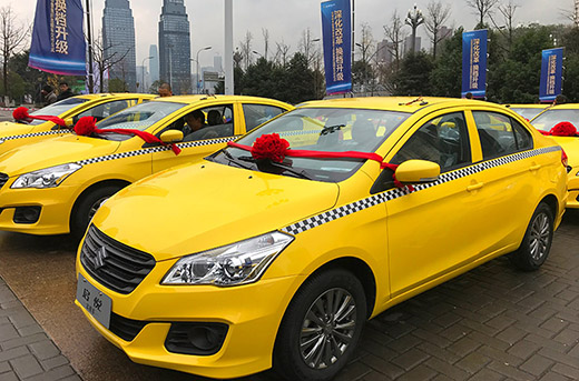 重庆出租车市场来了新兵天语列队欢迎