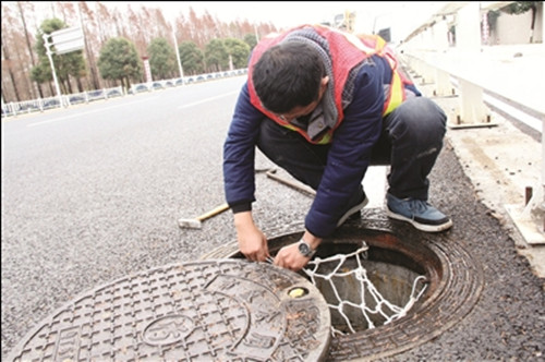 六安城区4000多污水窨井已安装防坠网