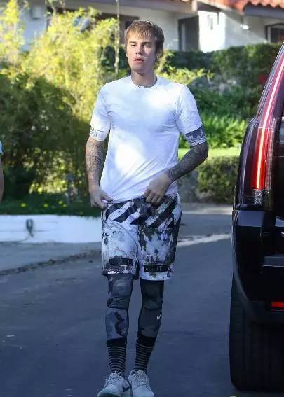 比伯justinbieber最新运动照露出完美胸肌与腹肌