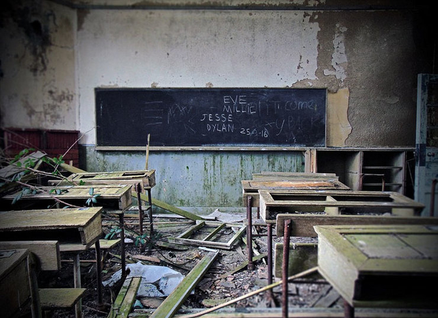 一个年级一个人教室破烂不堪，这样的学校有十万所