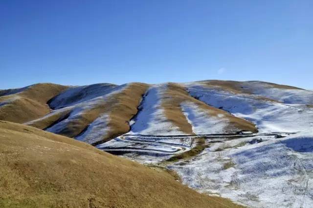 先锋旅游丨冬游会泽大海草山,烤着洋芋看最美雪景