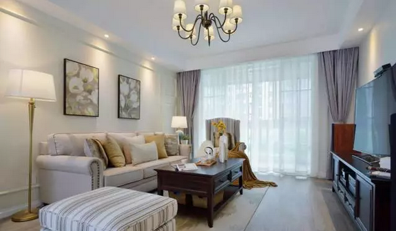 墙面采用淡淡的米黄色,温馨舒适,家具是经典美式搭配,铆钉布艺沙发