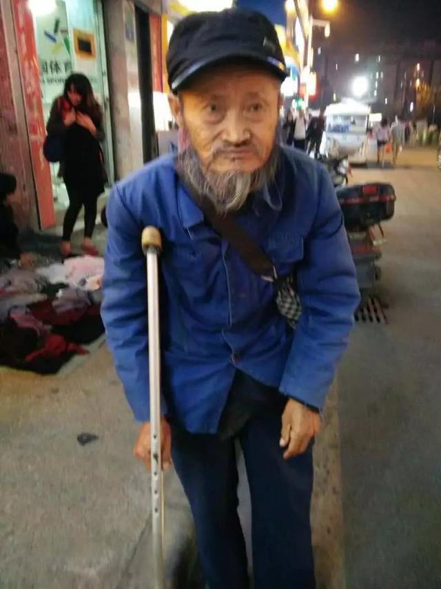 82岁拄拐老人要饭,一天可赚 一沓钱