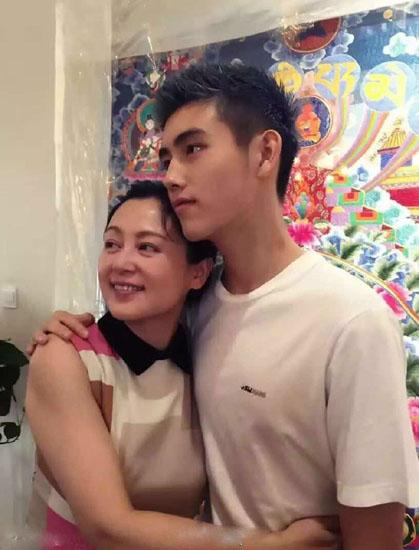 陈凯歌的现任妻子陈红和16岁的儿子陈飞宇