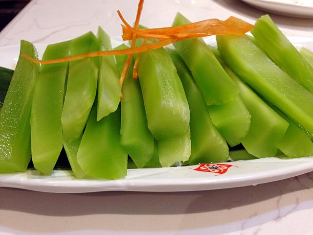 要来点蔬菜,金针菇,荷心莲藕,翠绿莴笋,生菜等,都是烫火锅的绝佳选择