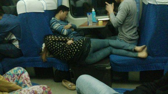 春运火车上各种奇葩睡姿,看到最后一张笑爆了