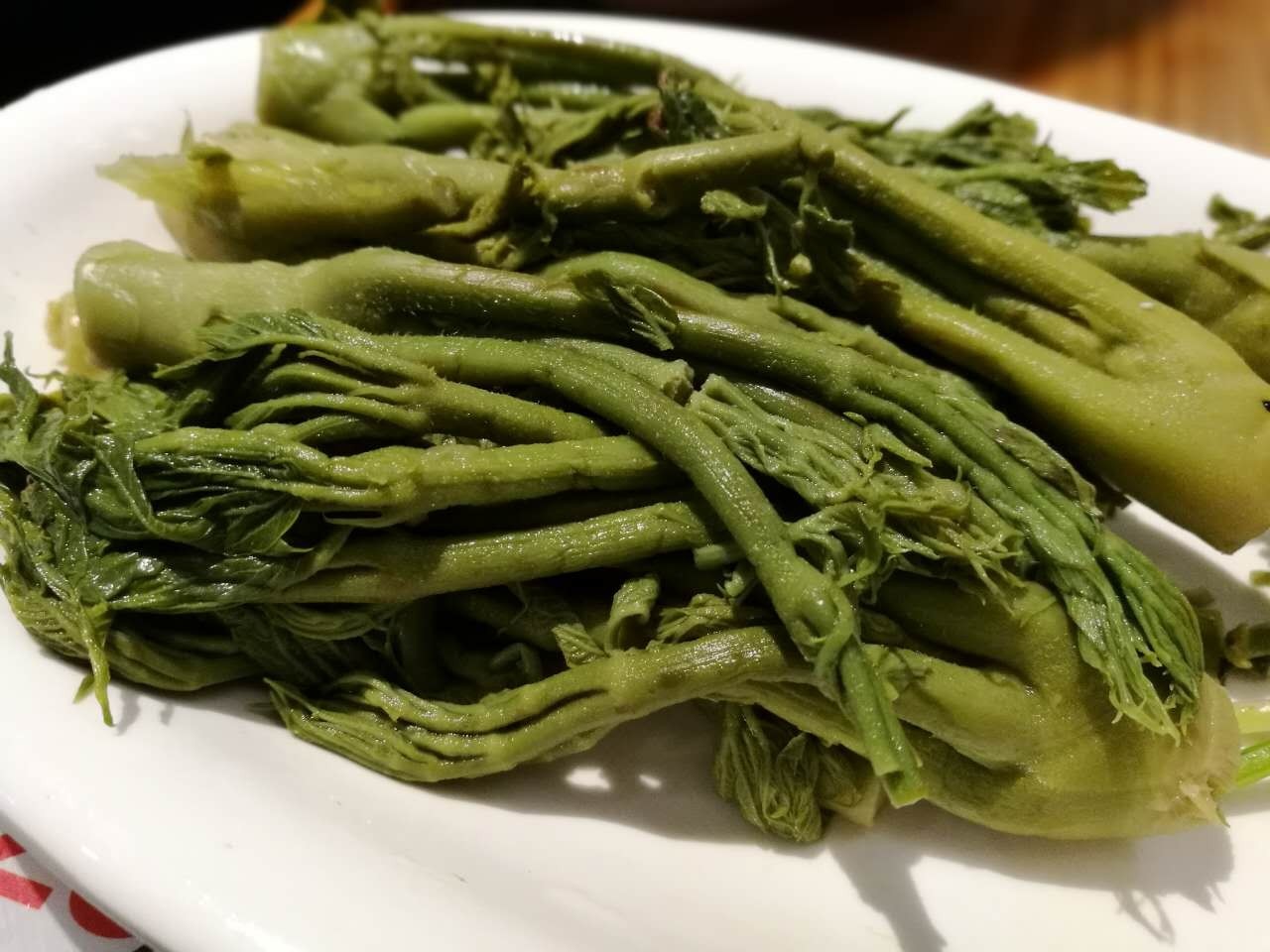 刺嫩芽没有化肥农药污染的山野菜,特有的鲜味勾搭了一众食客的味蕾