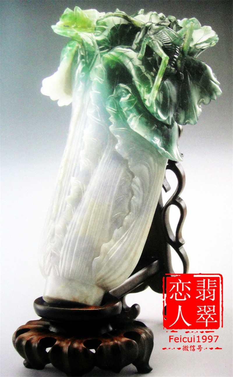 台北故宫的玉雕《 翠玉白菜》长18.7厘米,宽9.1厘米,厚5.