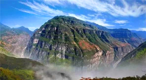 旅游 正文 大渡河流经县境东北,不仅刻画出神奇的山水美景,也融汇了