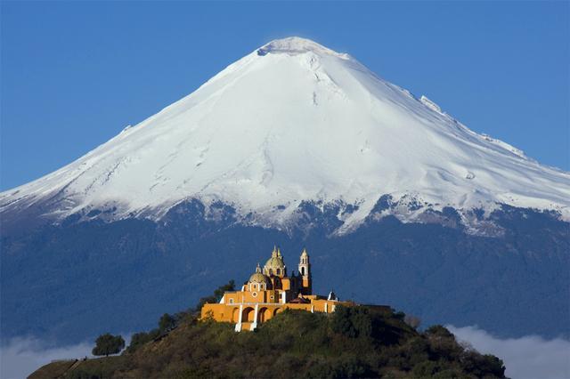 乔鲁拉大金字塔(great pyramid of cholula),位于墨西哥普埃布拉州的