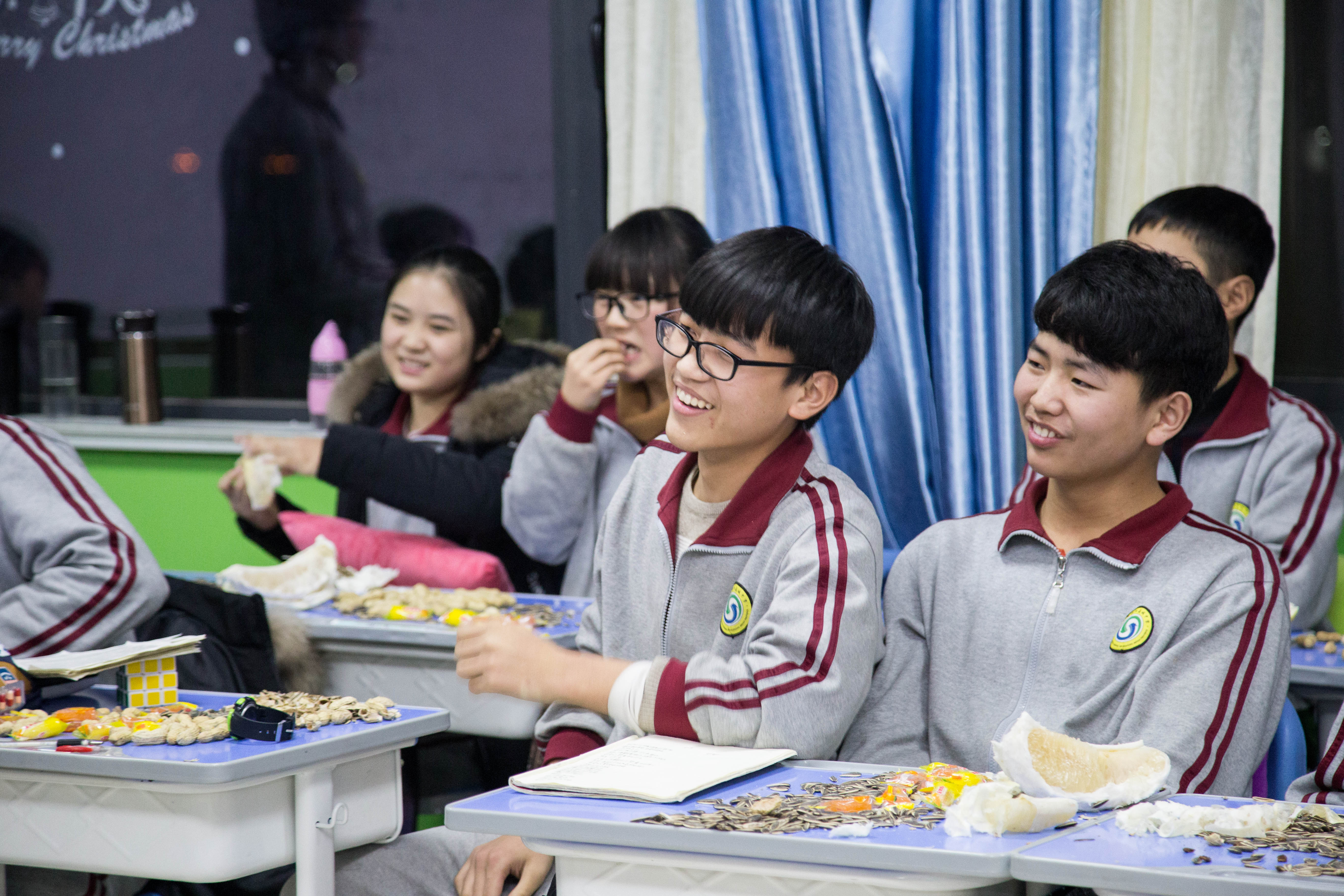 羲城中学龙源国际部各班级举行庆元旦晚会