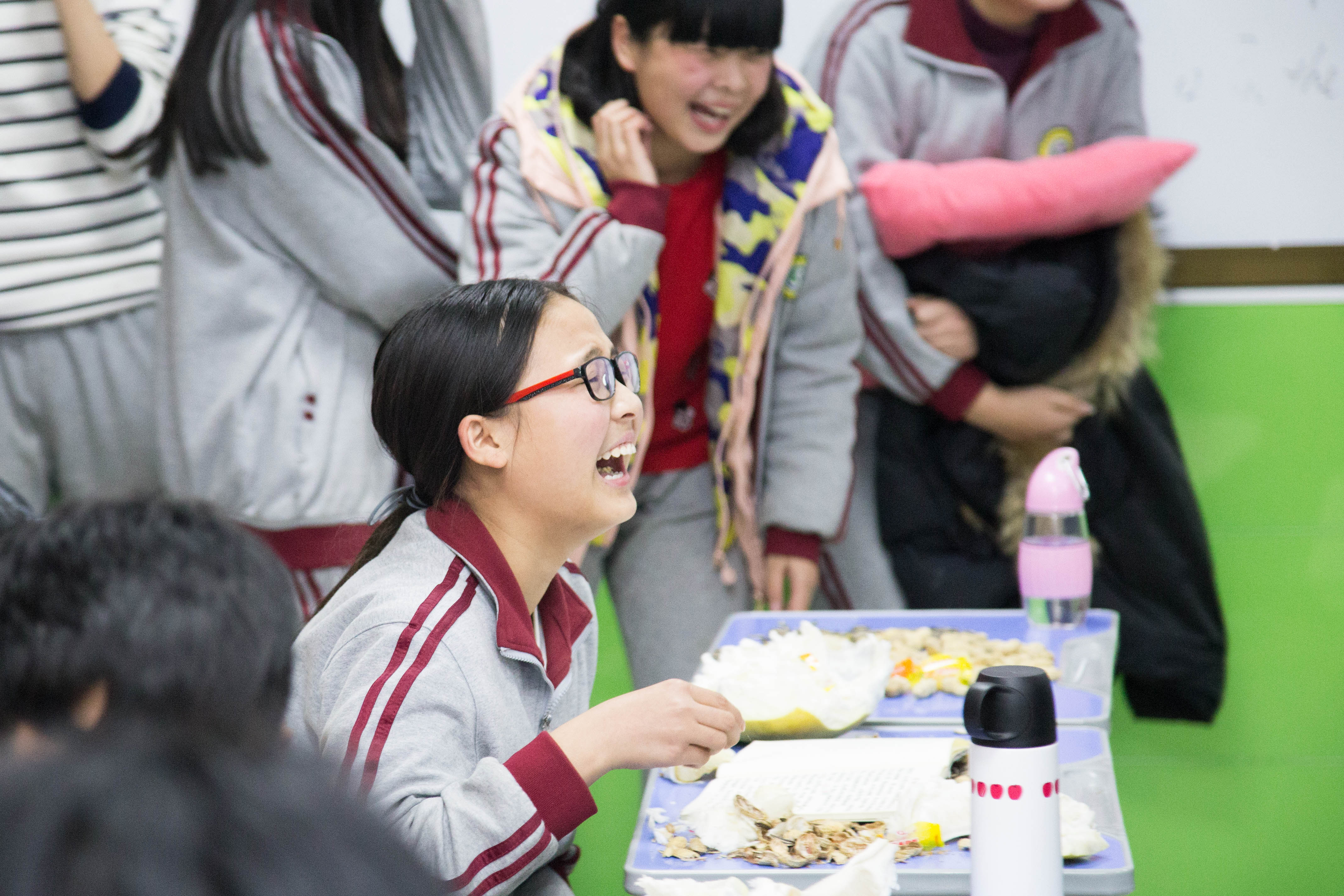 羲城中学龙源国际部各班级举行庆元旦晚会