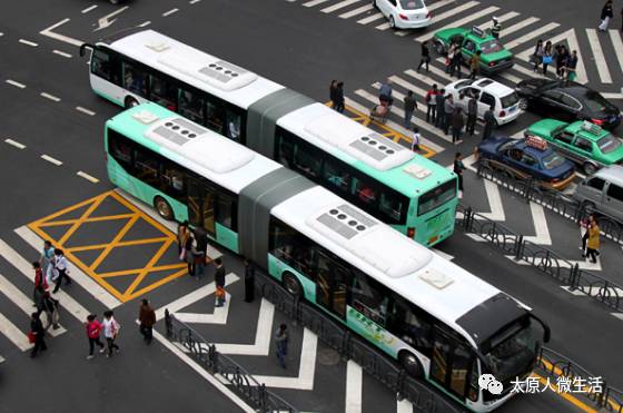 不少城市都有brt,武汉首条brt也是于昨日开通,不少市民争相"尝鲜!