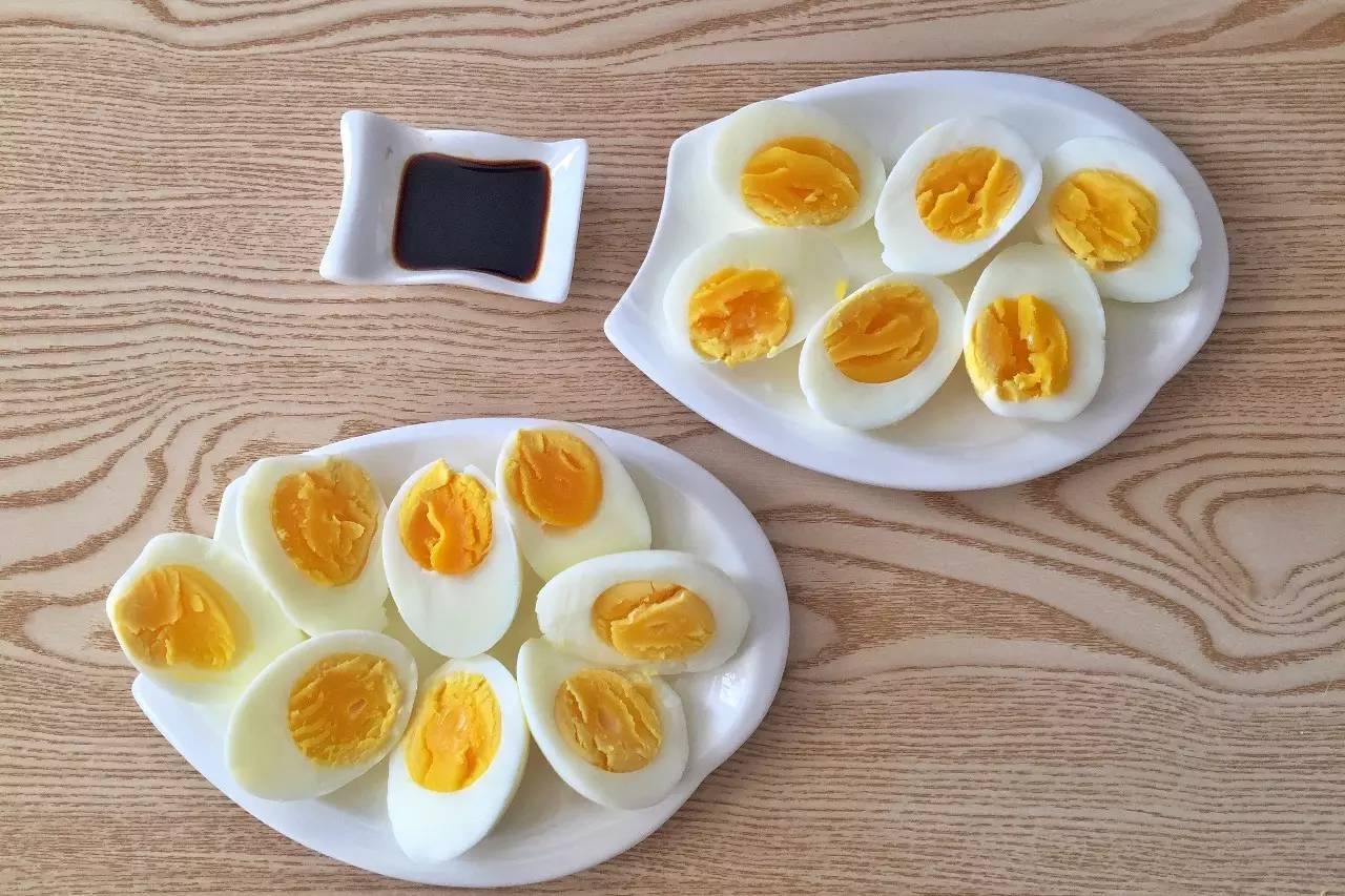 煮鸡蛋，不能只用清水煮，多加2种东西，鸡蛋又香又嫩，很好剥壳_做法