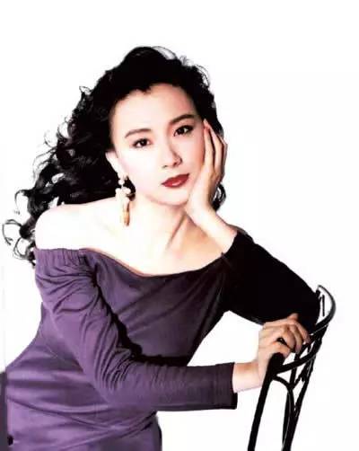 萧蔷原名叫萧秀霞,是台湾多栖发展的艺人,模特,演员,歌手,作家.