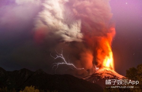 摄影师捕捉到的闪电和火山交缠的瞬间美炸